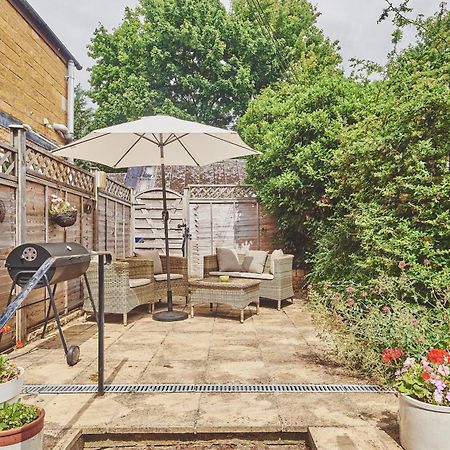 The Lansdowne Guest House Bourton-on-the-Water Exterior foto A typical garden in the UK