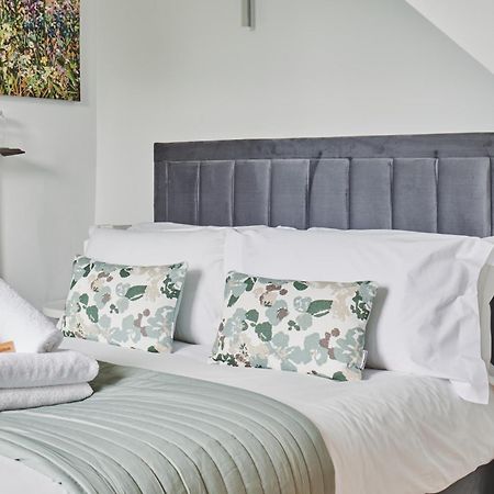 The Lansdowne Guest House Bourton-on-the-Water Exterior foto A bed with a headboard